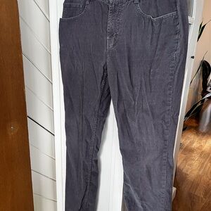 Men’s gray Vineyard Vines corduroy pants. Size 34x32. Excellent condition.